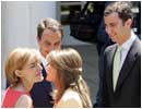 17/05/04. Don Felipe de Borb�n y Do�a Letizia, saludan a Jose Luis Rodriguez Zapatero y su mujer a su llegada a la Moncloa donde el gobierno les ofreci� un almuerzo