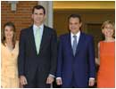 17/05/04. Don Felipe de Borb�n y Do�a Letizia, posan junto a Jose Luis Rodriguez Zapatero y su mujer a su llegada a la Moncloa donde el gobierno les ofreci� un almuerzo