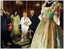16/05/04. Varias personas fotograf�an y contemplan el traje confeccionado por el indumentarista Enrique Marzal como regalo de boda para la prometida del Pr�ncipe Felipe, Letizia Ortiz