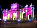 16/05/04. La Puerta de Alcal� con la iluminaci�n encargada por el Ayuntamiento, para el d�a de la boda Real