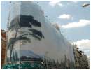 16/05/04. 04.- Dos grandes lienzos que recogen -atardeceres-de Francisco de Goya han sido extendidos sobre un c�ntrico edificio de Madrid, dentro de los preparativos de ornamentaci�n de la ciudad ante la boda Real