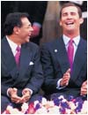 Don Felipe sonr�e abiertamente junto al presidente ecuatoriano Jamil Mahuad