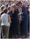 Consolando a los familiares en los funerales por las v�ctimas del accidente a�reo del Yak-42