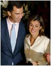 La feliz pareja de novios el d�a de su presentaci�n juntos ante los medios