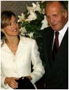 Letizia Ortiz, prometida de Don Felipe de Borb�n, dialoga con los Reyes momentos antes de asistir al concierto homenaje a SS.MM en el Teatro Real