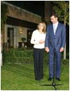 La pareja se presneta ante la prensa en los jardines de la residencia de Don Felipe