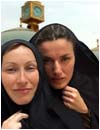 Letizia Ortiz junto a una compa�era periodista cubriendo una informaci�n en una mezquita en Irak