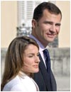 El pr�ncipe de Asturias y su prometida, Letizia Ortiz Rocasolano, en su comparecencia ante los medios de comunicaci�n, en el d�a de su petici�n de mano.