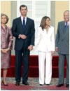 El pr�ncipe de Asturias y su prometida, Letizia Ortiz Rocasolano, posan con los Reyes, Juan Carlos y Sof�a, en el Palacio de El Pardo