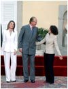El pr�ncipe de Asturias y su prometida, Letizia Ortiz Rocasolano, posan con los Reyes, Juan Carlos y Sof�a, y los padres de la novia, Jes�s Ort�z y Paloma Rocasolano