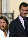 La feliz pareja saluda a los medios acreditados en El Pardo