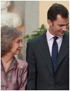 El Pr�ncipe de Asturias mira a su prometida, Letizia Ortiz Rocasolano, quien dialoga con la Reina, durante la sesi�n fotogr�fica realizada hoy en el Palacio de El Pardo tras el acto familiar de petici�n de mano celebrado en el de La Zarzuela. 