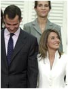 El pr�ncipe de Asturias, Felipe de Borb�n,
coge de la mano a su madre, la reina Sof�a, y a su prometida, Letizia Ortiz Rocasolano, mientras la pareja posa en el Palacio de El Pardo con sus respectivas familias, en el d�a de su petici�n de mano. 