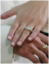 Letizia Ortiz muestra la sortija de pedida un anillo de oro blanco y brillantes
