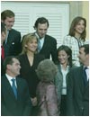 Un momento distendido dentro del protocolo duarnte la sesi�n fotogr�fica