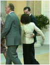 Los padres de Letizia Ortiz saliendo de la sala