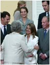 La Infanta do�a Pilar, saluda a Letizia Ortiz