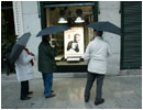 9/12/03.Unos curiosos se detienen ante el escaparate de la tienda dedicada a la boda de Letizia Ort�z y Don Felipe