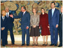 22/12/03.Los Reyes, acompa�ados por el Pr�ncipe Felipe y su prometida, Letizia Ortiz, durante la audiencia que ofrecieron hoy en el Palacio de la Zarzuela a la Diputaci�n Permanente y Consejo de la Grandeza, presidido por Enrique Falc�. 