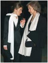 28/01/04. La Reina conversa con Letizia Ortiz, prometida del Principe Felipe, a su llegada al Teatro Real para asistir a la representaci�n de la �pera Tosca. 