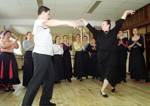 La bailaora Matilde Coral , por sevillanas en su escuela de la calle Castilla
