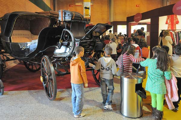 Ni�os contemplando los carruajes expuestos
