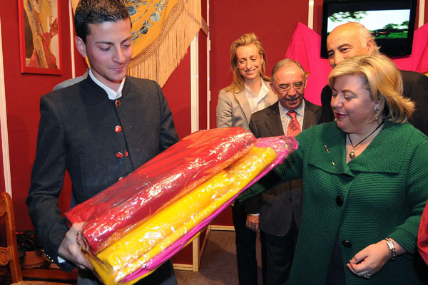 El preciado capote es entregado a uno de los andaluces aspirantes a matador de toros