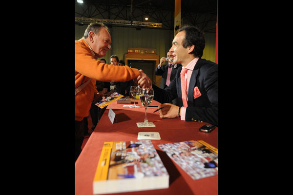 El Cid, durante la firma de autgrafos a los aficionados