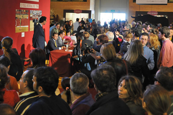 Espartaco y Ortega Cano, en un momento de la firma de autgrafos