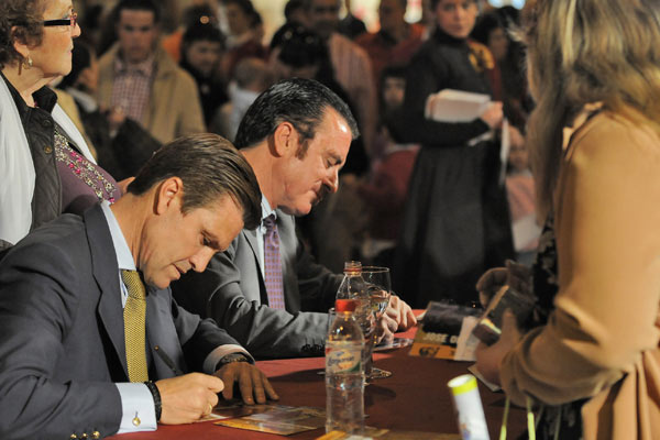 Espartaco y Ortega Cano, en un momento de la firma de autgrafos