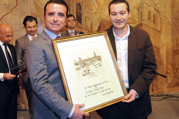 En la imagen, Ortega Cano recibe el homenaje por su entrega con el mundo del toro