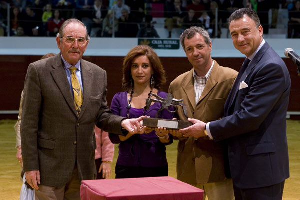 Los hijos del maestro, Diego y M Jos Puerta Garca-Carranza (en el centro), recogieron el premio