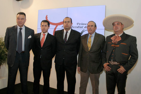 Felipe Luis Maestro y Eduardo Miura flanquean a los visitantes americanos en la foto