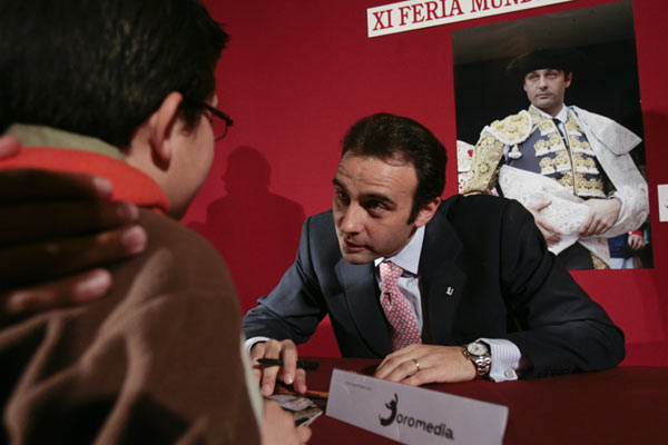 Ponce atiende a un aficionado taurino