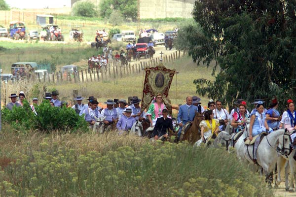 Los almonte&ntilde;os se dirigen a la ermita de su patrona