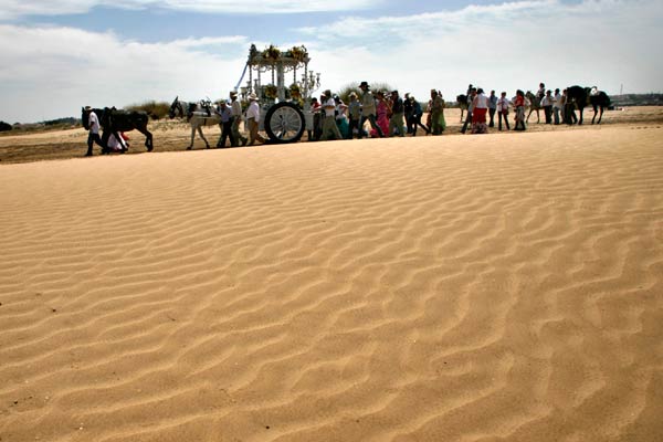 El simpecado tirado por mulos y los peregrinos cruzan el coto de Do&ntilde;ana