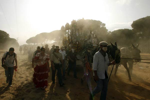 Las mascarillas se hacen imprescindible a los peregrinos que caminan junto al simpecado