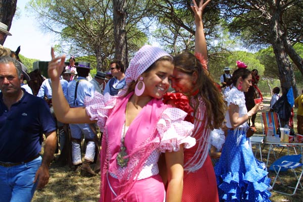 Dos j&oacute;venes bailan sevillanas durante una parada en el camino