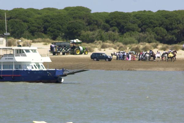 Integrantes de la Hermandad del Rocío de Sanlúcar de Barrameda, embarcando hacia Doñana