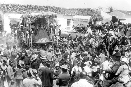 Los peregrinos hacia la ermita no han cesado desde la aparicin de la Virgen en un rbol