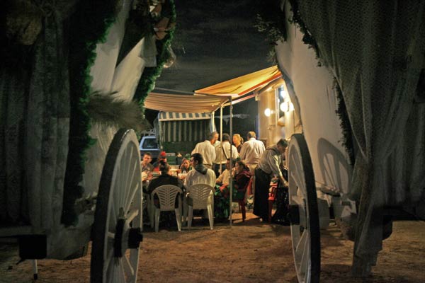 Los rocieros descansan en la parada nocturna de Sevilla en Cuatrovitas