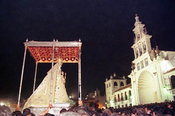 La Virgen del Roc&iacute;o mira a la Marisma al salir de le ermita