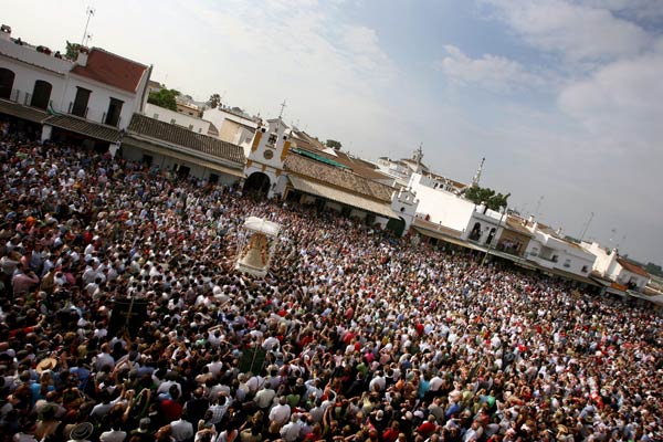 Miles de romeros en la Plaza Mayor para ver a la Virgen del Roc&iacute;o