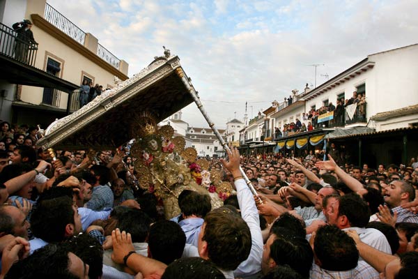 La Virgen del Roc&iacute;o en la calle romer&iacute;a, entre la devoci&oacute;n de quienes quieren portarla
