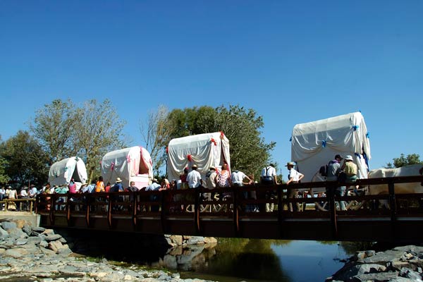 La Hermandad a su paso por el puente del Ajol&iacute;