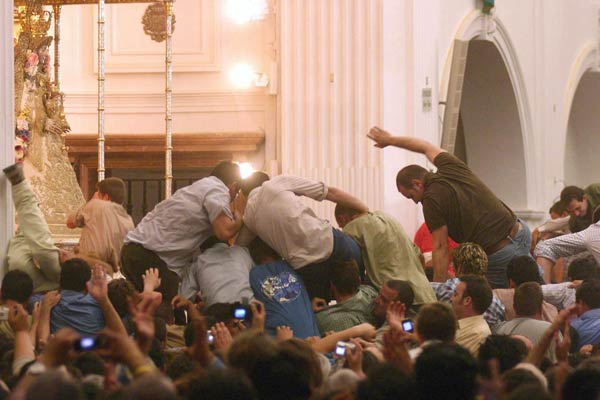 Los almonte&ntilde;os saltan la reja dispuestos a sacar de la ermita a la Virgen del Roc&iacute;o
