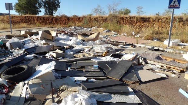 Los restos de basura se acumulan en varios polígonos de la ciudad