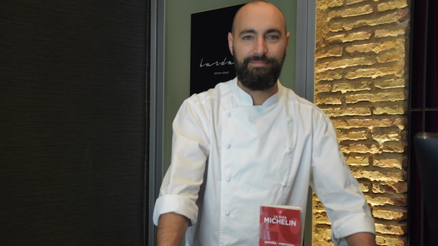Benito Gómez en Bardal con la Guía Michelin
