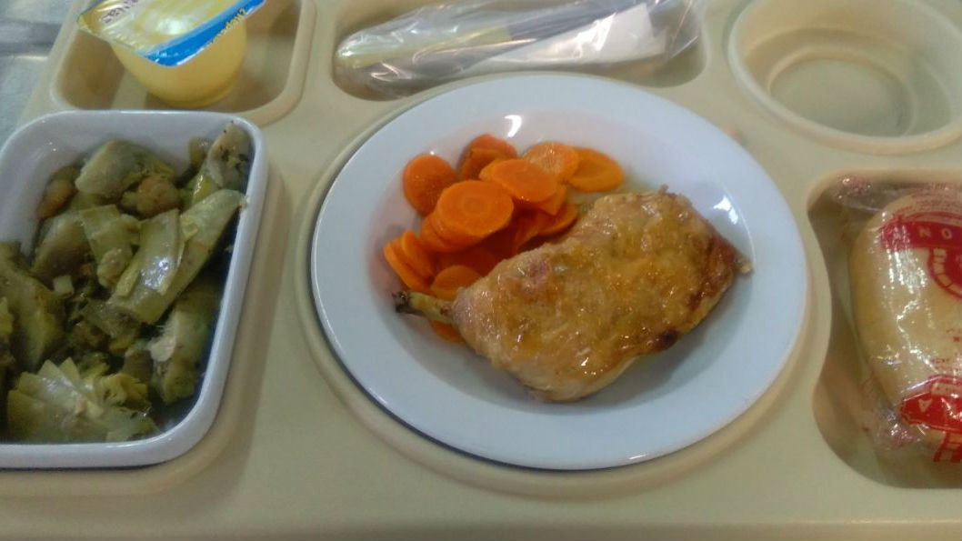 Menú completo del almuerzo de un paciente de uno de los hospitales de Jaén