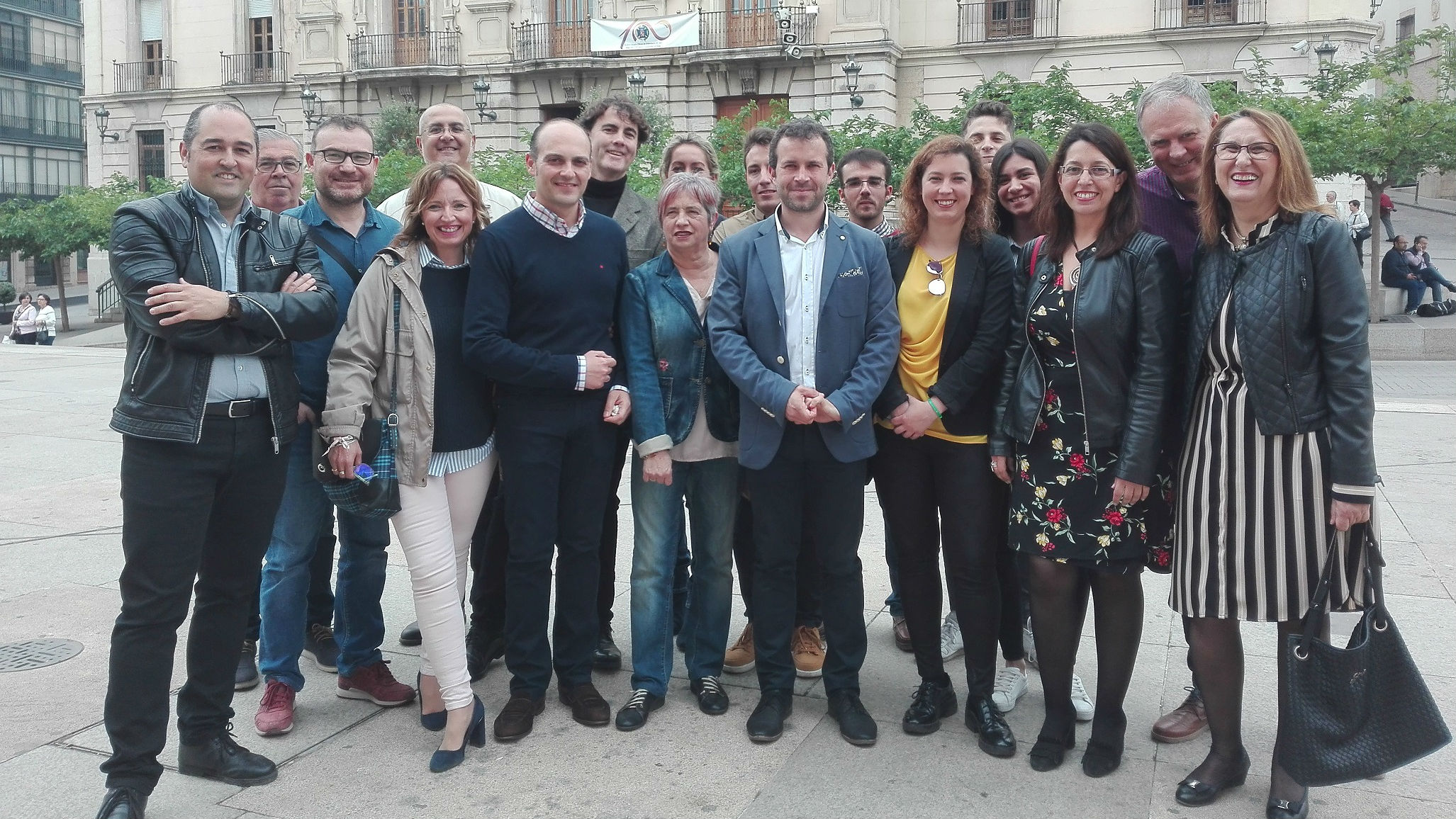 El secretario general del PSOE de Jaén capital, Julio Millán, junto a su equipo de campaña